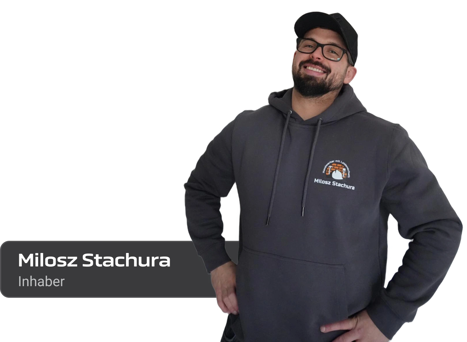 Ein lächelnder Handwerksunternehmer im Hoodie und Cap vor neutralem Hintergrund