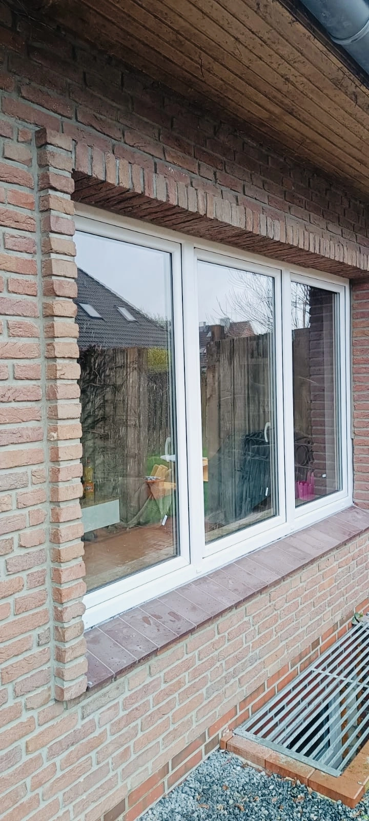 Rote Klinkerfassade mit weißem dreiflügeligen Kunststofffenster und Ziegelsims – Fenster