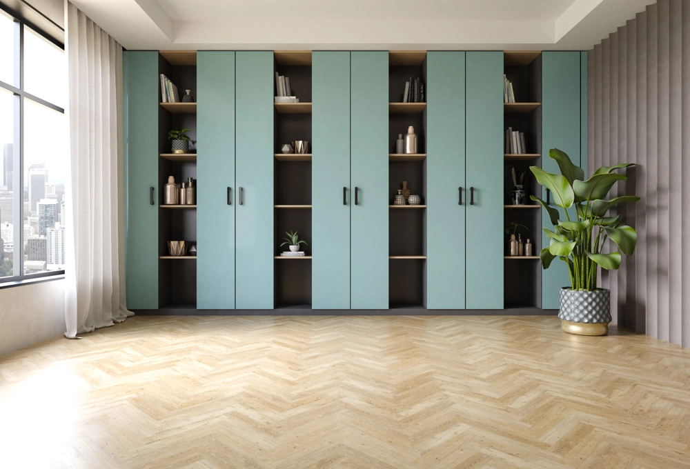 Möbelmontage: Einbau maßgefertigter Einbauschränke mit offenen Regalfächern in hellem Raum mit Fischgrätparkett