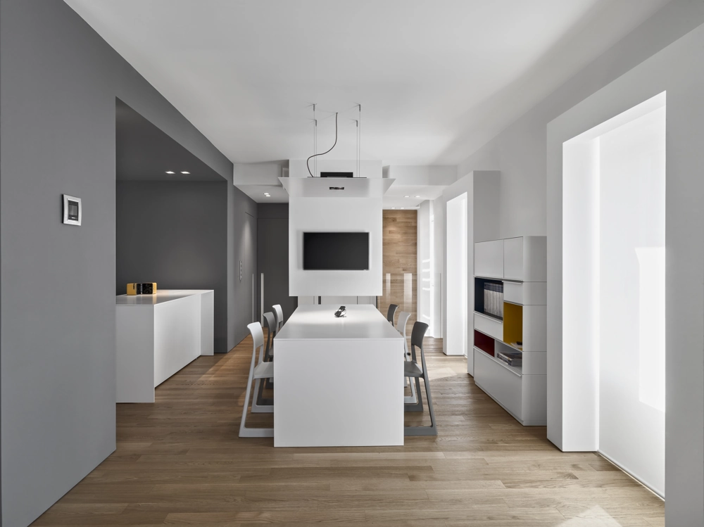 Moderne Küchenrenovierung mit zentraler Insel, integrierter TV-Wand und Parkettboden