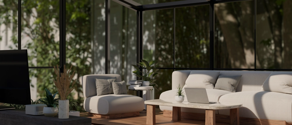 Heller Wintergarten mit Sofa, Sessel und Couchtisch auf Holzfußboden