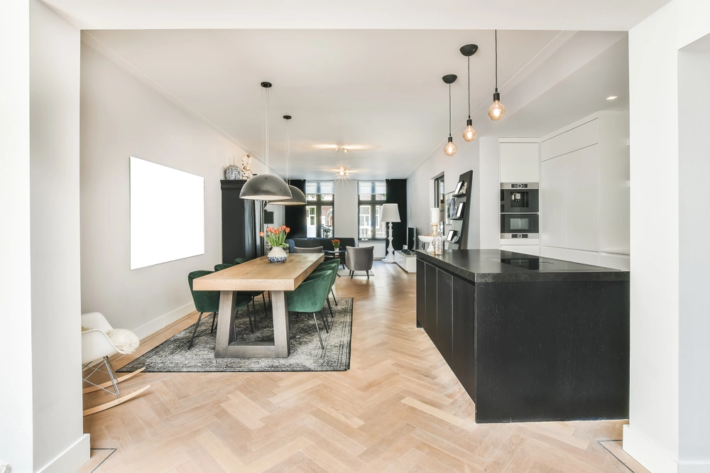 Offene Wohnküche mit Fischgrätparkett, moderner Kücheninsel und Essbereich Parkett verlegen