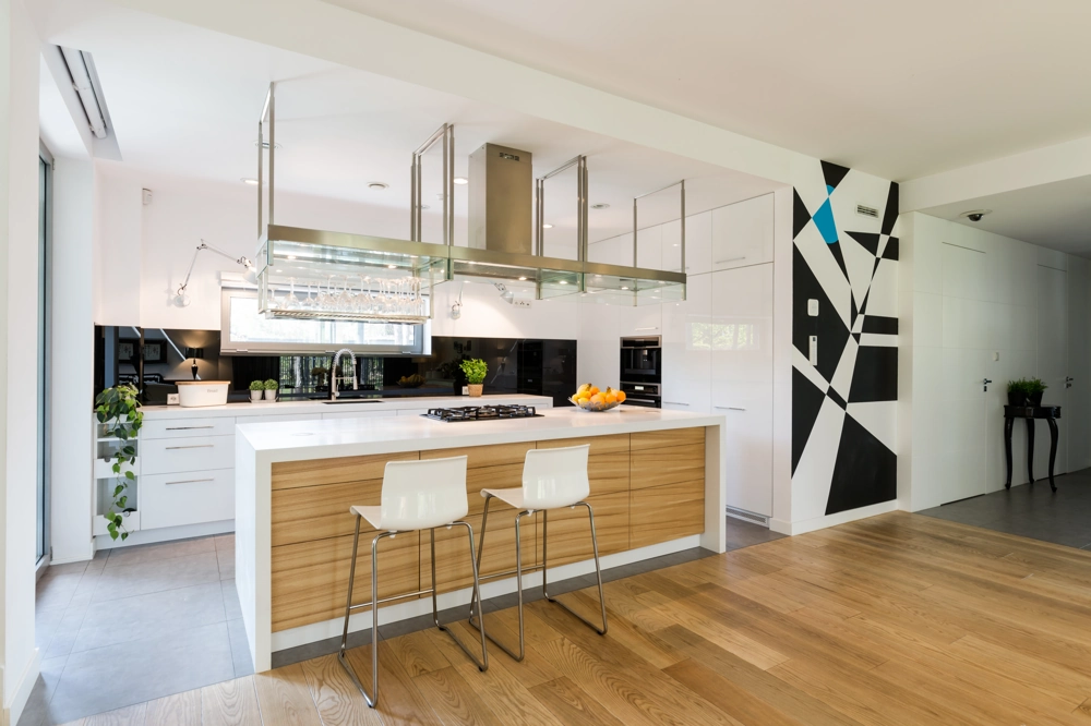 Helle moderne Küchenrenovierung mit Kochinsel, Holzfront, weißen Hochschränken und Barhockern